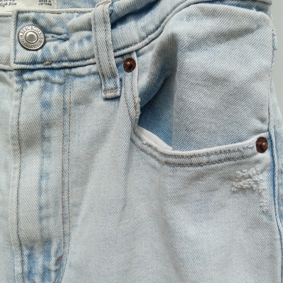 Abercrombie & Fitch The Slim Straight Ultra High Rise Size 26/2 Light Wash Slit - Picture 5 of 10